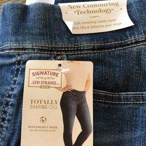 Womens Levi Straus pull on jeans. Never worn with tags!